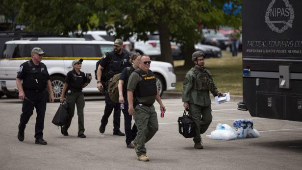 US-MULTIPLE-PEOPLE-SHOT-AT-FOURTH-OF-JULY-PARADE-IN-CHICAGO-SUBU