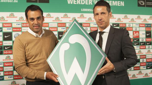 epa03721190 Werder Bremen&#039;s new head coach Robin Dutt (L) and and Werder&#039;s managing director Thomas Eichin (R) pose for photographers during a press conference at Weserstadium in Bremen, Germany, 28 May 2013. Former Freiburg and Bayer Leverkusen coach Robin Dutt took over at Werder Bremen to succeed long-serving coach Thomas Schaaf. The appointment was sealed after the German Football Federation (DFB) agreed to release Dutt from his contract as the federation&#039;s sports director. EPA/CARMEN JASPERSEN