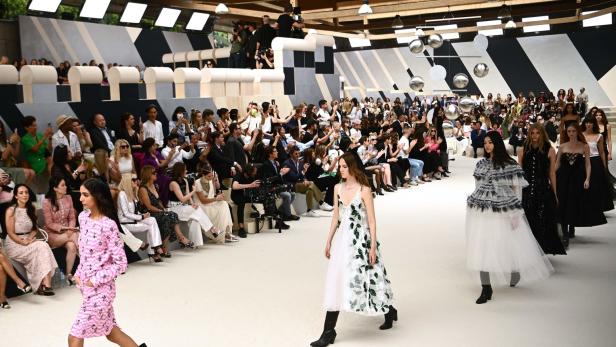 Paris Fashion Week: Chanels Haute Couture in Cowboystiefeln