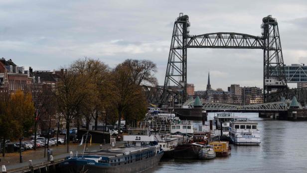 Historische Brücke in Rotterdam muss doch nicht Bezos-Jacht weichen