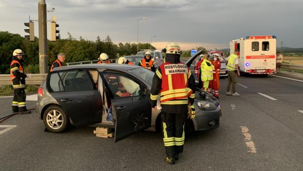 Eingeklemmte Person nach Crash an St. Pöltner Kreuzung