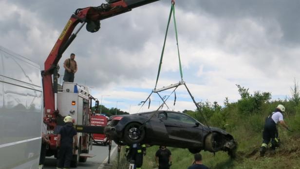 Unfall in Kemeten: Auto mit Kran geborgen