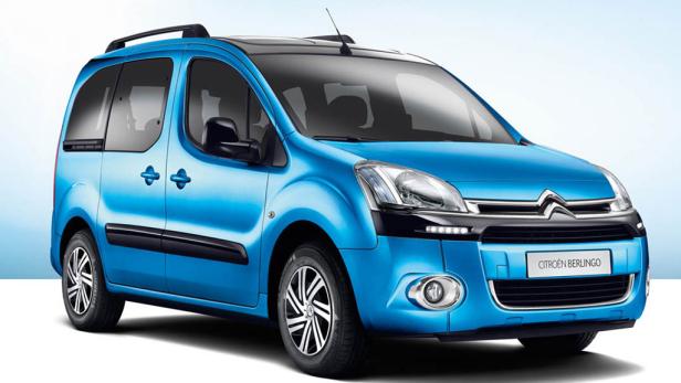 Ein blauer Citroën Berlingo Van vor einem hellen Hintergrund.