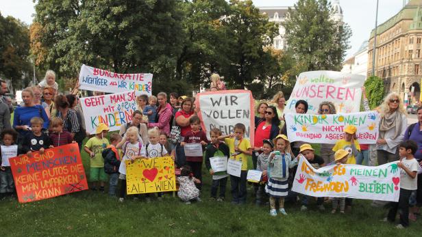 Eltern, Kids und Mitarbeiter protestierten gegen die Alt-Wien-Schließungen.