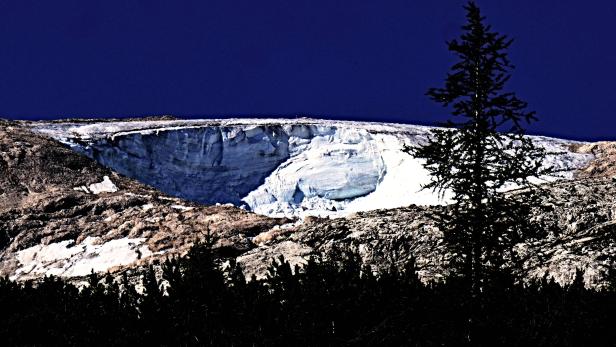 Ein Gletscher in den Bergen Italiens, möglicherweise nach einem Unfall.