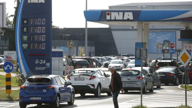 Eine INA-Tankstelle mit einer Schlange wartender Autos und einer Preisanzeige von 11,10 € für Superbenzin.