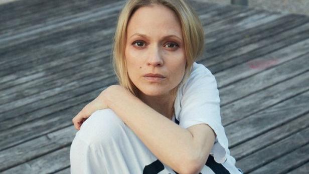 Schauspielerin Mavie Hörbiger im Interview über ihre Rolle in „Jedermann“.