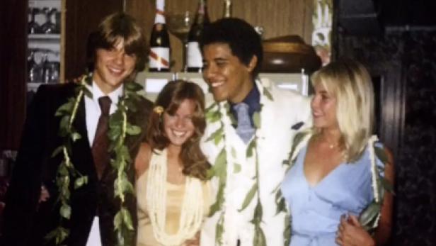 Ein junger Barack Obama mit Freunden auf einer Party mit Blumenketten.