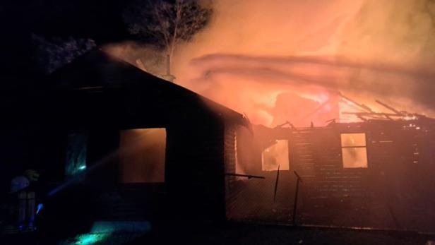 Holzhaus geriet in Brand: Feuerwehren waren stundenlang im Einsatz