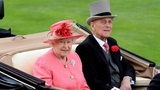 Königin Elisabeth II. und Prinz Philip fahren in einer Kutsche.