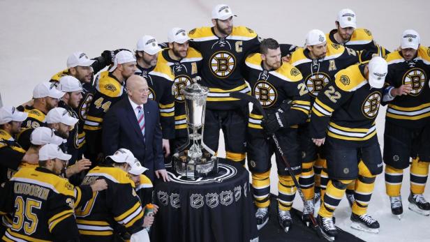 The Boston Bruins pose with the Prince of Wales trophy after they defeated the Pittsburgh Penguins in Game 4 to win the NHL Eastern Conference finals hockey playoff series in Boston, Massachusetts, June 7, 2013. REUTERS/Brian Snyder (UNITED STATES - Tags: SPORT ICE HOCKEY TPX IMAGES OF THE DAY)