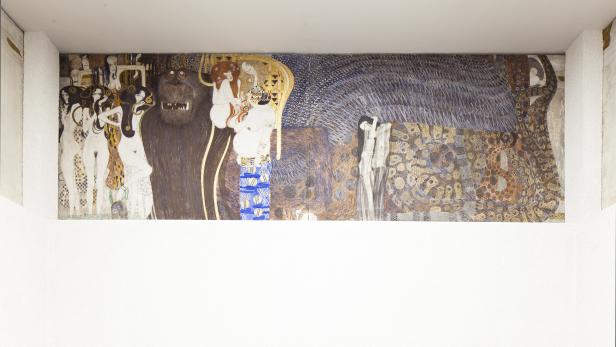 Detail des Beethovenfries von Gustav Klimt mit Frauenfiguren und einem Gorilla.