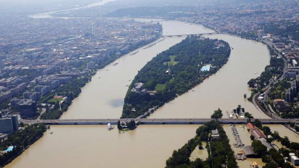 An aerial view of the swollen Danube River is pictured in Budapest June 9, 2013. The river Danube will peak at record high levels in Budapest on Sunday and dykes have been strengthened at critical points to protect the capital from flooding, Prime Minister Viktor Orban said on Sunday. REUTERS/Laszlo Balogh (HUNGARY - Tags: DISASTER ENVIRONMENT CITYSCAPE)