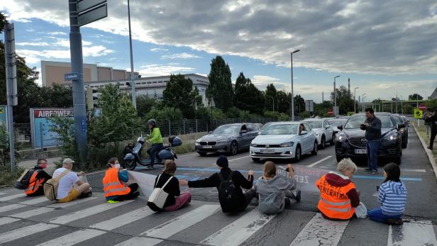 Klima-Aktivisten blockierten Autobahnabfahrt in Wien-Leopoldstadt