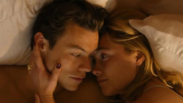 Harry Styles und Florence Pugh liegen in „Don't Worry Darling“ im Bett.