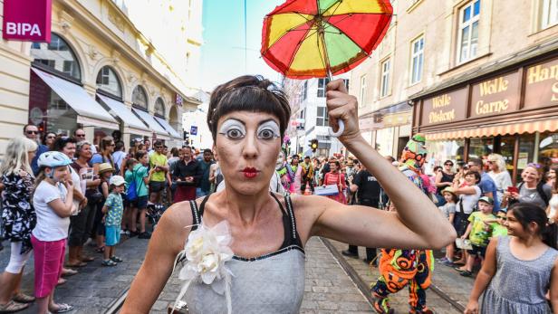 Von Clownerie bis hin zu Akrobatik, Musik und Tanz sowie Jonglage ist beim Festival der Straßenkunst in Linz alles vertreten. Die Künstler kommen dafür aus aller Welt.