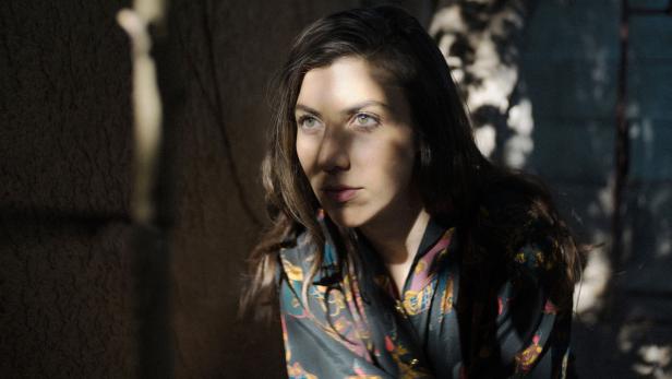 Julia Holter stammt aus Los Angeles und ist klassisch ausgebildete Pianistin