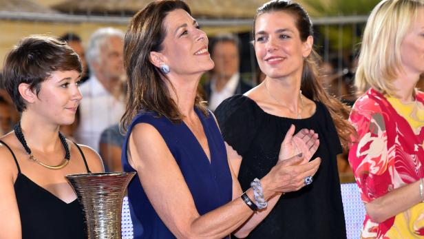 Charlène von Monaco und Charlotte Casiraghi bei einer Veranstaltung.