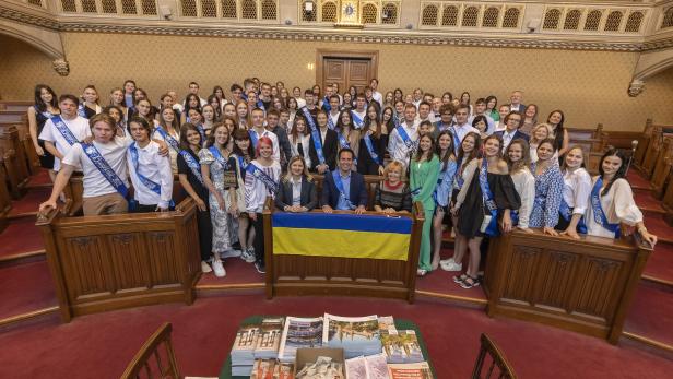 Ukrainische Schülerinnen und Schüler mit Vizebürgermeister Christoph Wiederkehr (Neos) im Rathaus
