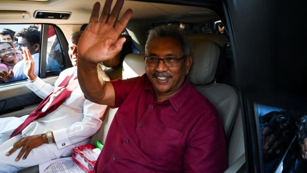 Sri Lankas Präsident Rajapaksa auf den Malediven, Premier wird Übergangspräsident 
