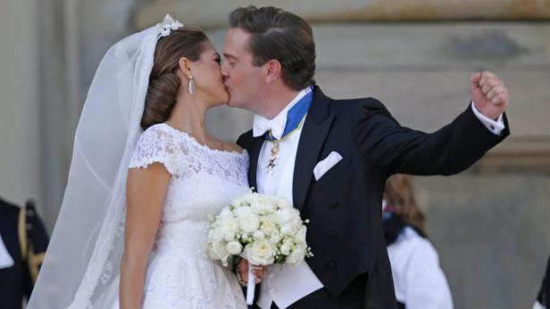 epa03736428 Swedish Princess Madeleine and British-born financier Chris O&#039;Neill kiss outside the Royal Palace chapel after their wedding ceremony in Stockholm, Sweden, 08 June 2013. After the wedding service, the newly-wed couple will travel by horse-drawn carriage from the Royal Palace to Riddarholmen and then by boat to Drottningholm Palace for a gala dinner. EPA/BJORN LARSSON ROSVALL / SCANPIX SWEDEN OUT
