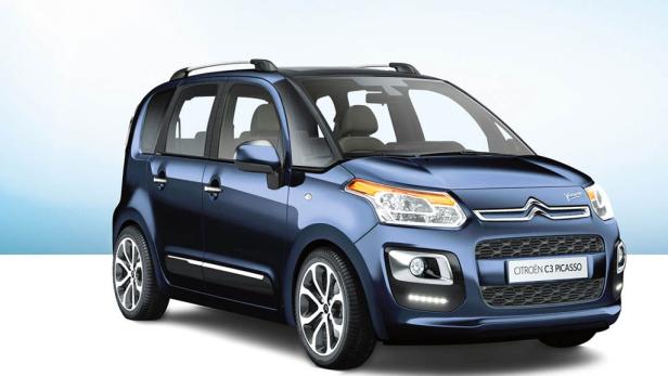 Ein blauer Citroën C3 Picasso vor einem hellblauen Hintergrund.