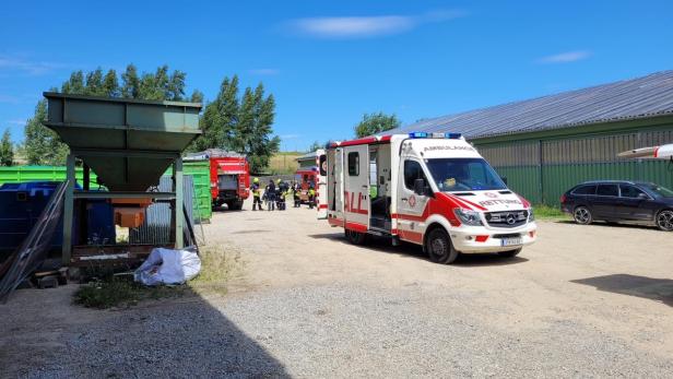 Schwerer Unfall bei St. Pölten: Arbeiter stürzte durch Dach in die Tiefe