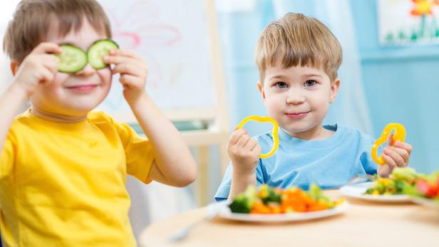 Wichtig ist auch eine gesunde Ernährung als Schutz vor Krankheiten und Übergewicht. Zahlreiche hochkarätige wissenschaftliche Studien zeigten eindeutig, dass uns eine gesunde Ernährung vor den klassischen Zivilisationskrankheiten wie Diabetes, Herz-Kreislauferkrankungen, Übergewicht und gewissen Krebsarten schützt.