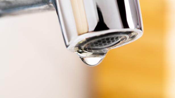 Wasser tropft aus Wasserhahn