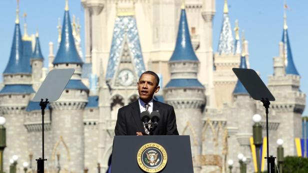 U.S. President Barack Obama unveils a strategy aimed at boosting tourism and travel in front of Cinderella&#039;s Castle at Disney World&#039;s Magic Kingdom in Orlando January 19, 2012. REUTERS/Kevin Lamarque (UNITED STATES - Tags: BUSINESS TRAVEL)