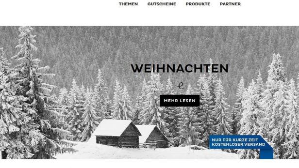 Winterliche Landschaft mit schneebedeckten Bäumen und zwei kleinen Hütten.