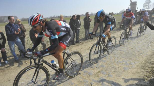 Kopfsteinpflaster: Bernhard Eisel (Mitte) quälte sich auch im Vorjahr von Paris nach Roubaix.