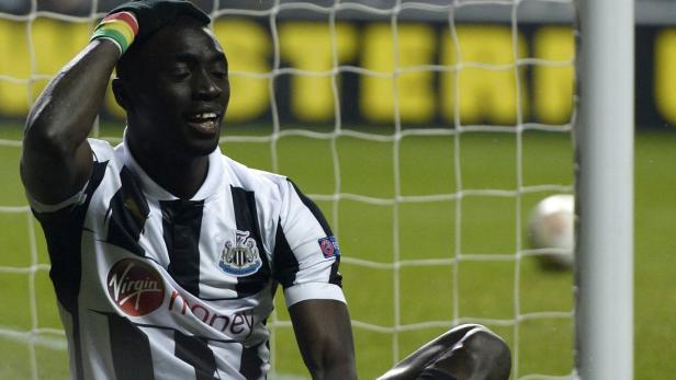 Newcastle United&#039;s Papiss Cisse reacts after having his goal disallowed for offside during their Europa League quarter-final soccer match against Benfica in Newcastle, northern England April 11, 2013. REUTERS/Nigel Roddis (BRITAIN - Tags: SPORT SOCCER)