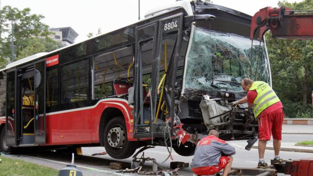 Ein schwer beschädigter Bus der Wiener Linien wird von einem Kran angehoben.