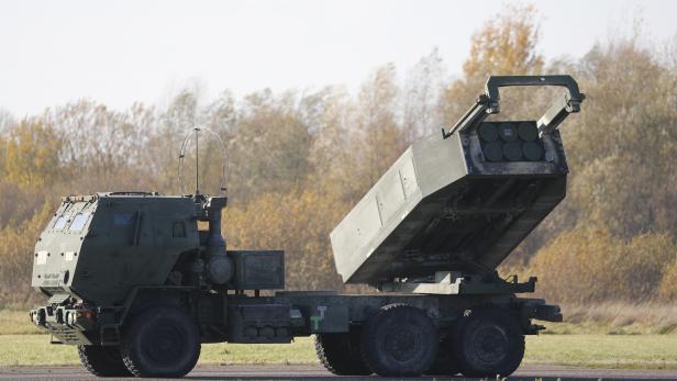 Landing exercise in Riga of US Air Force special operation aircraft demonstrating HIMARS deployment
