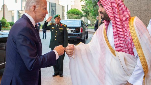 Faustgruß mit dem Prinzen: Biden zu Besuch in Saudi-Arabien
