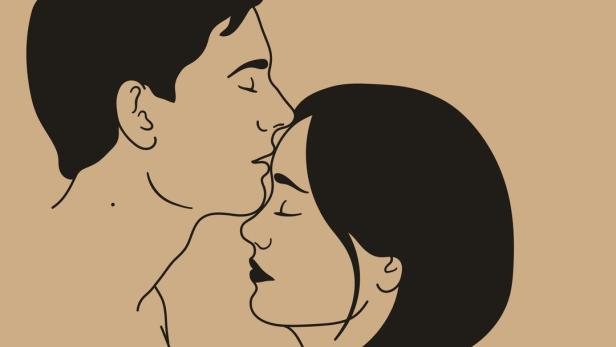 Ein Mann gibt einer Frau einen Kuss auf die Stirn.