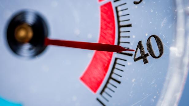 Ein Thermometer zeigt eine Temperatur von 40 Grad Celsius.