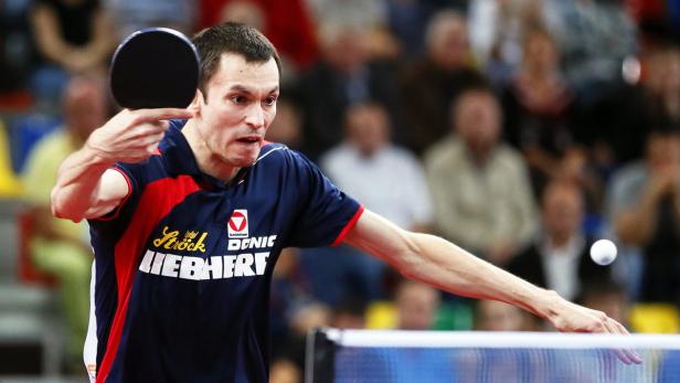 Ein Tischtennisspieler beim Aufschlag.