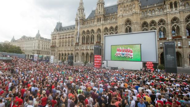 Frauen-Fußball-EM: Stadt veranstaltet Public-Viewing auf dem Rathausplatz