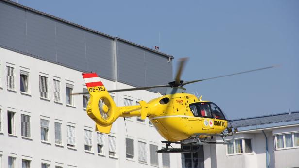 Notarztteam des C15 flog Schwerverletzten in das Uni-Klinikum St. Pölten