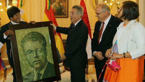 Fischer erhält von Morales ein Koka-Porträt