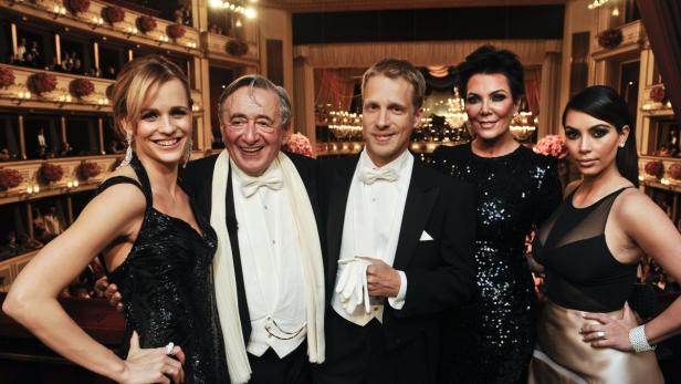 Eine Gruppe von Personen, darunter Kim Kardashian und Kris Jenner, posiert in der Wiener Staatsoper.