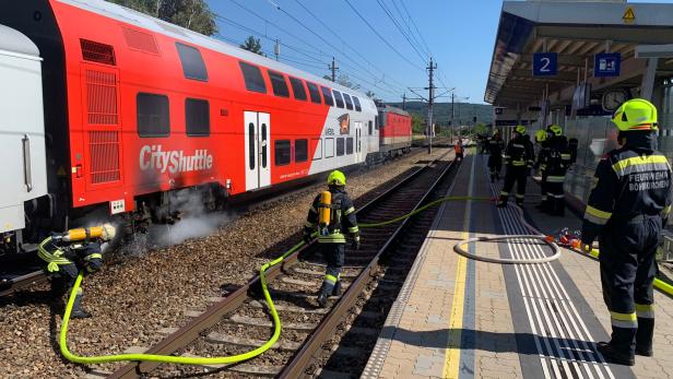 Waggon im Bezirk St. Pölten in Flammen: Fahrdienstleiter als Retter