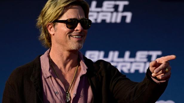 Brad Pitt setzt ein Style-Statement - im Leinenrock