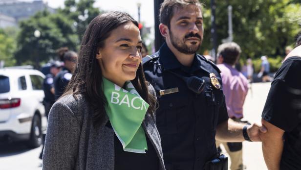Abtreibung: US-Demokratin Ocasio-Cortez vor Höchstgericht verhaftet