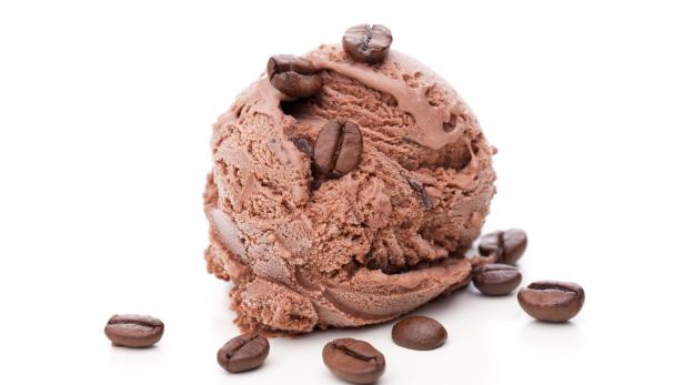 Eine Kugel Kaffee-Eis mit Kaffeebohnen dekoriert.