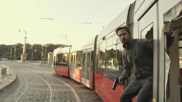 Ryan Gosling als Agent, der mit einer Straßenbahn halb Prag auseinandernimmt