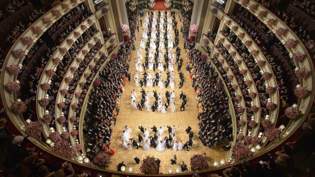 &quot;Alles Walzer&quot;: Für die Eröffnung des Opernballs war dieses Jahr eine &quot;klassische Wiener Eröffnung&quot; für das Jungdamen- und Jungherrenkomitee erwünscht.
