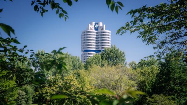 Der BMW-Vierzylinder in München feiert seinen 50er